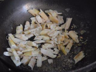金甜笋炒肉,金甜笋不放油直接放入锅内炒干水分，铲出备用