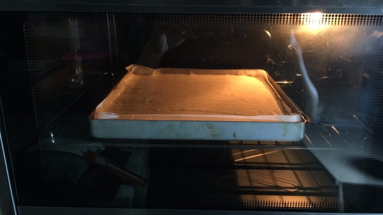  可可漩涡蛋糕,送进预热好的烤箱中层，上下火160度，25分钟