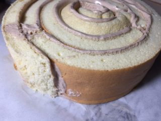  可可漩涡蛋糕,末尾要切出一个斜位，使整个蛋糕衔接得更好