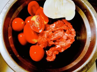 塑身健脾食单之土豆烧牛肉,牛肉用黑胡椒、橄榄油腌制半小时以上，裹淀粉。