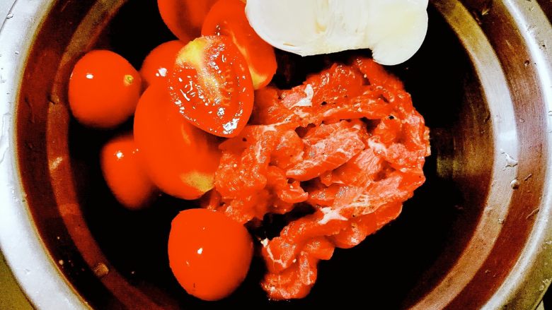 塑身健脾食单之土豆烧牛肉,<a style='color:red;display:inline-block;' href='/shicai/ 216'>牛肉</a>用黑胡椒、橄榄油腌制半小时以上，裹淀粉。
