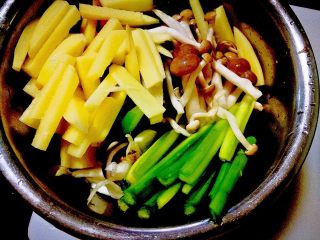 塑身健脾食单之土豆烧牛肉,土豆、蟹腿菇、青椒红椒切丝。