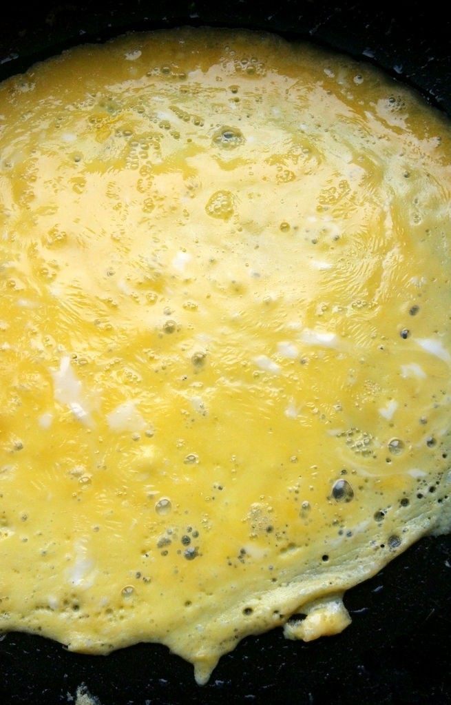 紫菜蛋包饭,小火加热，到蛋饼底层凝固，表面还未完全凝固的程度