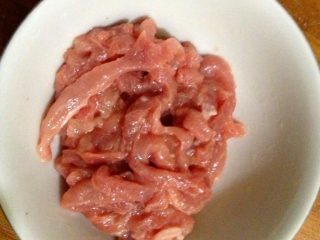 「正宗川菜」-鱼香肉丝,将猪里脊切成肉丝，放点水淀粉抓匀备用