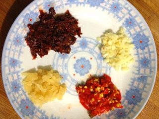 「正宗川菜」-鱼香肉丝,泡椒、泡姜、蒜切碎备用
