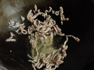 「正宗川菜」-鱼香肉丝,锅中放油烧至8成热，下肉丝翻炒