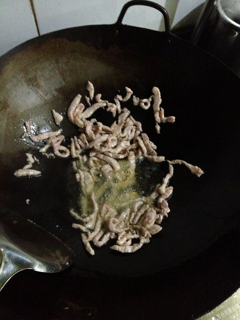 「正宗川菜」-鱼香肉丝,锅中放油烧至8成热，下肉丝翻炒