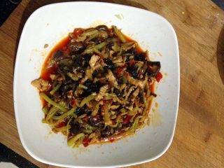 「正宗川菜」-鱼香肉丝,起锅前加少许的白糖和醋，放点盐和味精翻炒两下就可以出锅