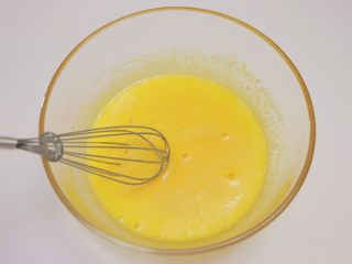 可可戚风蛋糕,用打蛋器搅拌至细砂糖完全融化，蛋黄颜色变浅，体积略膨胀