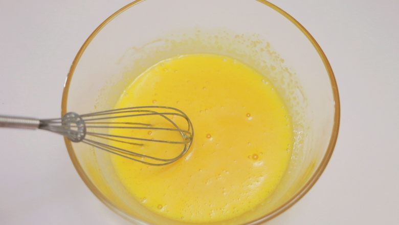 可可戚风蛋糕,用打蛋器搅拌至细砂糖完全融化，蛋黄颜色变浅，体积略膨胀
