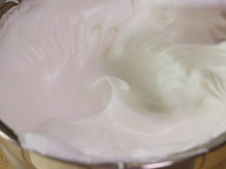 可可戚风蛋糕,继续打发至干性发泡状态，即提起打蛋头，蛋白霜呈直立不倒的小尖角