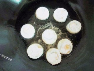 金钱蛋,锅中放适量油，油热后将鸡蛋轻轻推进去，中火炸制，一面炸好后再轻轻翻面。