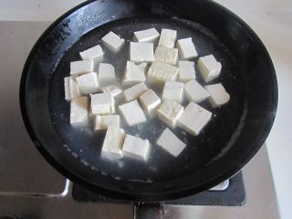 肉末豆米烧豆腐, 豆腐放入锅中焯水， 加入点盐，这样既能去豆腥，还能在制作过程中不易碎，这个小窍门一定要记住哟；