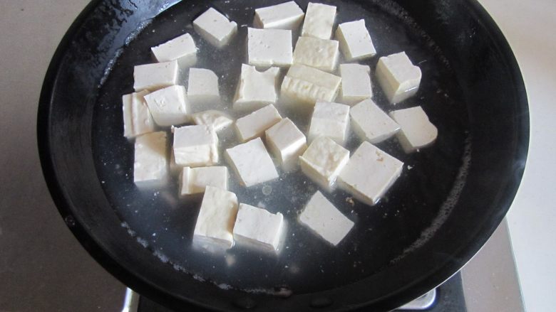 肉末豆米烧豆腐, <a style='color:red;display:inline-block;' href='/shicai/ 465'>豆腐</a>放入锅中焯水， 加入点盐，这样既能去豆腥，还能在制作过程中不易碎，这个小窍门一定要记住哟；
