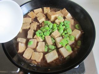 肉末豆米烧豆腐,将调好的水淀粉汁倒入锅中， 大火收汁即可盛入碗中。