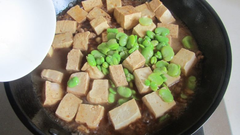 肉末豆米烧豆腐,将调好的水淀粉汁倒入锅中， 大火收汁即可盛入碗中。