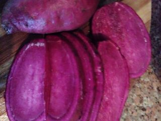 紫薯卷,紫薯切片蒸熟