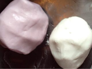 紫薯卷,另外准备个容器倒入糯米粉加适量清水，揉成糯米粉团