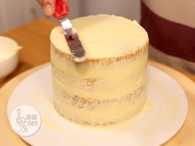 黄桃裙边蛋糕,然后在蛋糕的顶层再挤上一些奶油霜