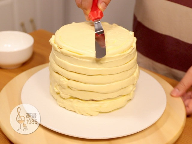 黄桃裙边蛋糕,都挤好后先用蛋糕小抹刀把顶部抹平