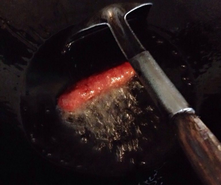 紫薯卷,热锅倒入适量油，待油温七成热时改小火，下紫薯卷炸片刻，炸的过程中要不停翻动