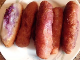 紫薯卷,紫薯卷炸至金黄出锅装盘