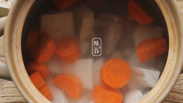 马蹄粉葛胡萝卜汤,放入适量清水。(水量：大约2L左右)盖上锅盖；
