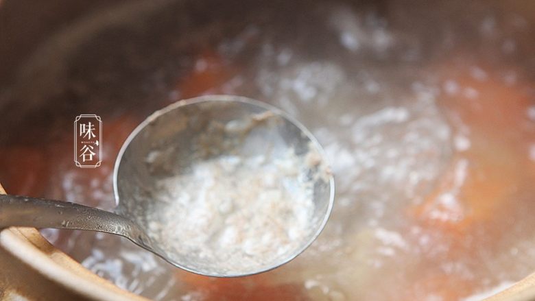 马蹄粉葛胡萝卜汤,大火沸腾后，打开锅盖，撇去汤面上的浮沫（这样让煲出来的汤水更清澈）后转小火继续煲1.5小时；