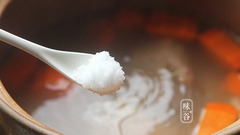 马蹄粉葛胡萝卜汤,关火前加入适量的食盐调味即可。