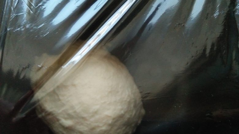 酸奶软欧,启动“和面”程序揉成均匀的面团（10分钟）用保鲜膜把面包桶一起包起来放至冰箱冷藏一小时；