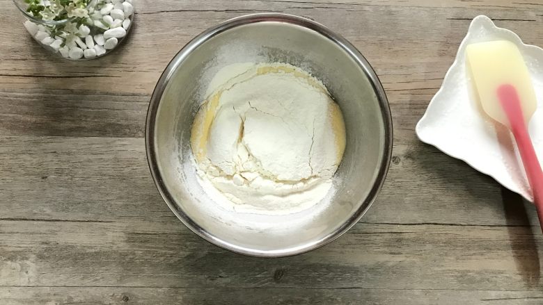 无油豆浆蛋糕,筛入80g低粉。