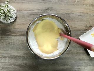 无油豆浆蛋糕,再将混合好的面糊倒回蛋白霜盆内。
