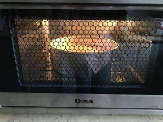 无油豆浆蛋糕,放入东菱烤立方电烤箱中，下管130、上管100，烘烤60-70分钟。（时间和温度请根据自己烤箱实际情况来调节）