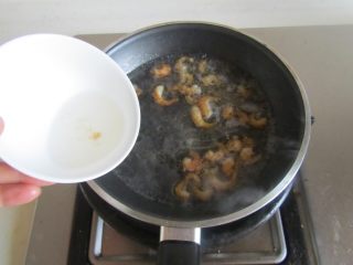 虾仁扒芥蓝,煸炒至香味出来后， 倒入泡虾仁的水煮开；