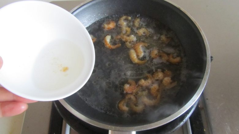 虾仁扒芥蓝,煸炒至香味出来后， 倒入泡虾仁的水煮开；