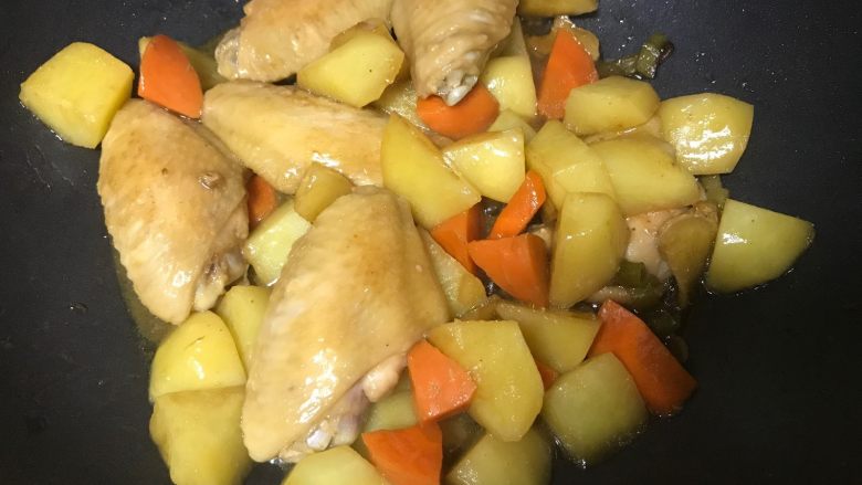 干锅土豆鸡翅,焖至汤汁收干，食材熟烂即可关火。