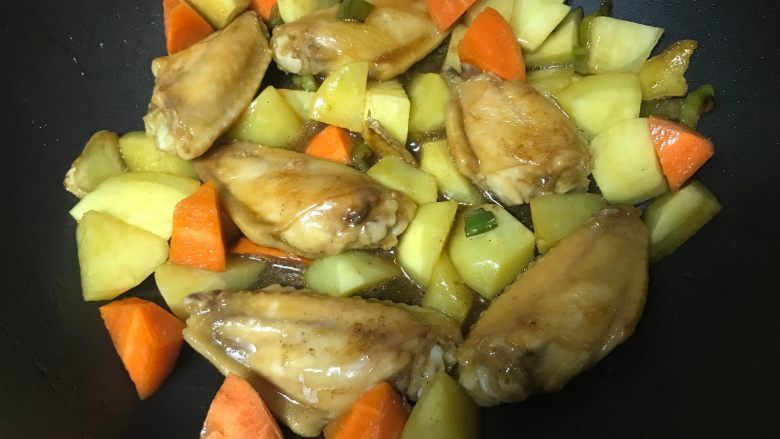 干锅土豆鸡翅,加入胡萝卜块儿，继续盖盖焖煮。
