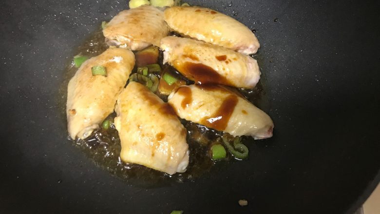 干锅土豆鸡翅,倒入调料汁或一次性加入所有调料，转最小火。
