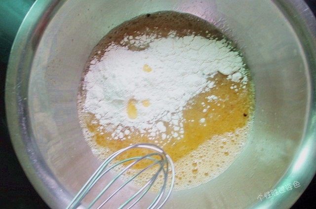 小葱鸡蛋卷,用滤网将面粉筛进蛋液，这样可以使鸡蛋饼吃起来更加细腻~