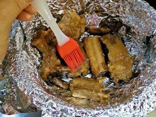 砂锅蒜香烧排骨,
打开盖子看排骨六成熟了，刷上少许油和蜂蜜烤10分钟