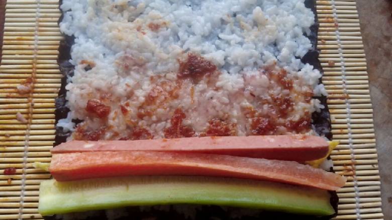 紫菜包饭,将沙拉酱，<a style='color:red;display:inline-block;' href='/shicai/ 996'>牛板筋</a>均匀涂在米上，在放上切好的材料！