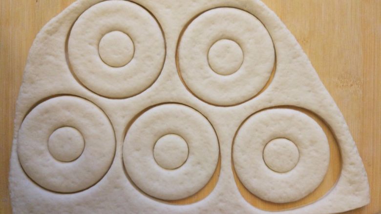 小黄人巧克力甜甜圈,擀成5毫米厚的薄片，用模具扣出形状。