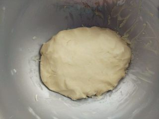 豆沙蛋黄酥,制作油酥：将低筋粉和切成小块的冷冻白油混合，用手搓揉成团，静置饧面20分钟