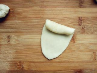 豆沙蛋黄酥, 再卷成卷，盖保鲜膜静置饧面10分钟。同时预热烤箱到180度