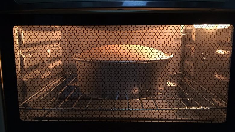 缤纷水果奶油蛋糕,放入预热好的烤箱下层，上下火120度，75分钟