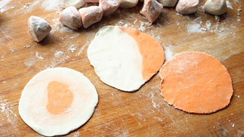 胡萝卜虾饺,擀成薄薄的饺子皮，还有两种彩色的都很简单，一看就明白。