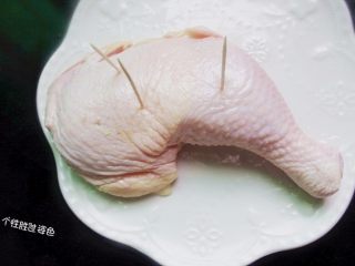 酱油鸡腿,鸡边腿洗净，用竹签在鸡肉上扎孔，尽量的多以便进味