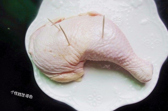 酱油鸡腿,鸡边腿洗净，用竹签在鸡肉上扎孔，尽量的多以便进味