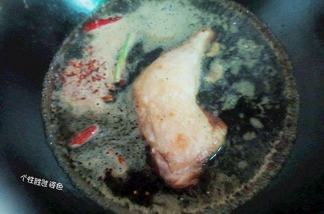 酱油鸡腿,放入炸好的鸡腿，翻炒至鸡腿表面均匀的粘上汤汁
