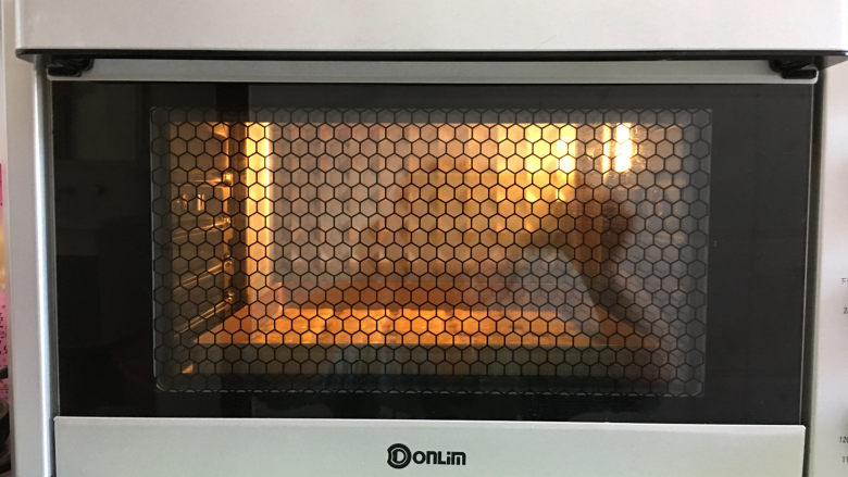 卡通曲奇饼干,将饼干放入提前预热的烤箱中进行烘烤，温度为165度，时间为18分钟左右。